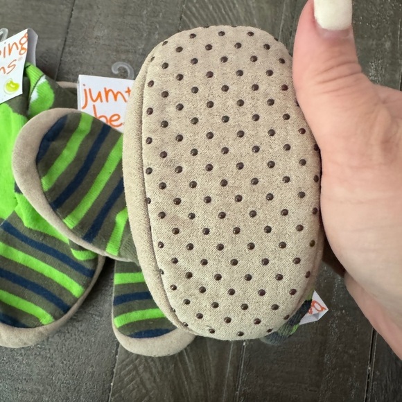 JUMPING BEANS NWT Set Of 3 Dino Slipper‎ Socks With Grips Size 6-12 months - Picture 2 of 3